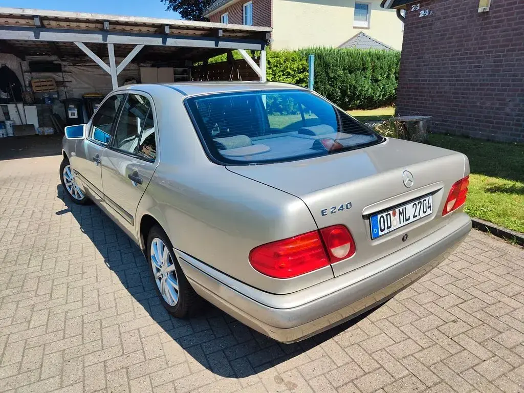 Gebraucht Mercedes E240 170 PS (125 kW) 1998 Gold Limousine