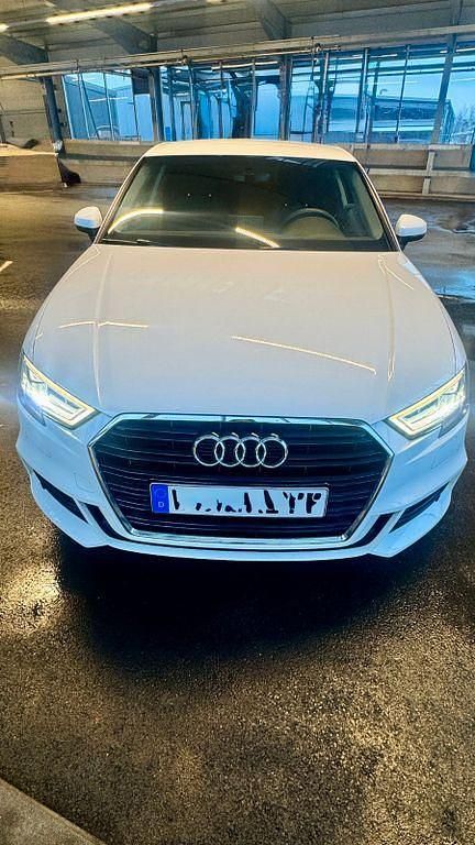 Weiß Gebraucht 2017 Audi A3 Ambiente Limousine | 14.999 € (Guter Preis) - Bild 1/4