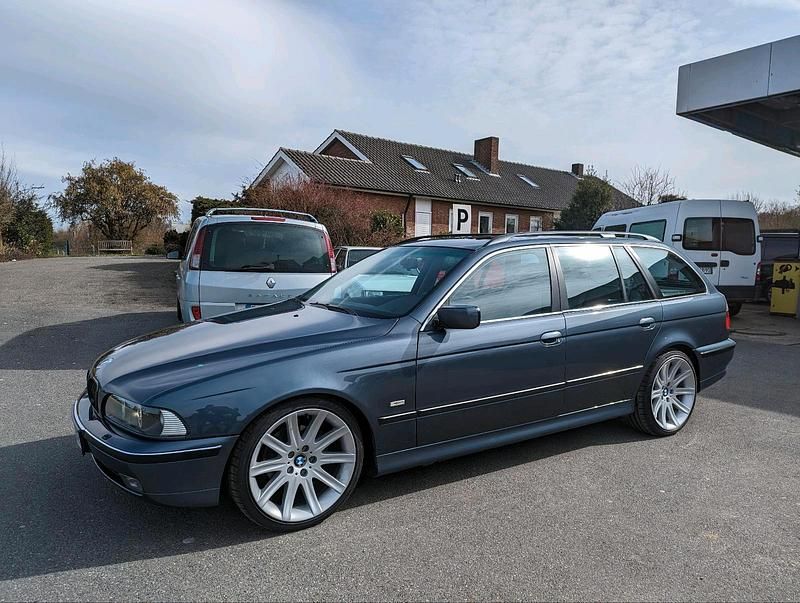 Grau Gebraucht 2000 BMW 528 Kombi | 18.499 € - Bild 1/4