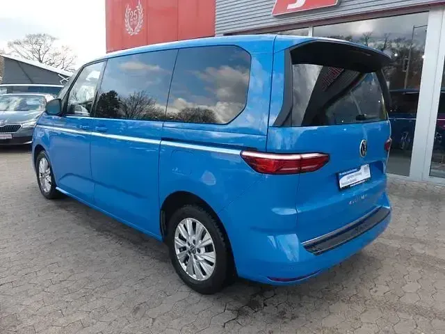 Second-hand VW Multivan Style 204 CP (150 kW) 2022 Albastru Monovolum