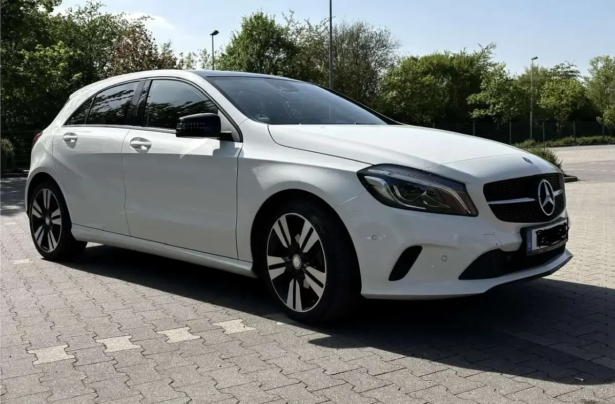 Gebraucht Mercedes A180 Urban 122 PS (89 kW) 2015 Schwarz Limousine