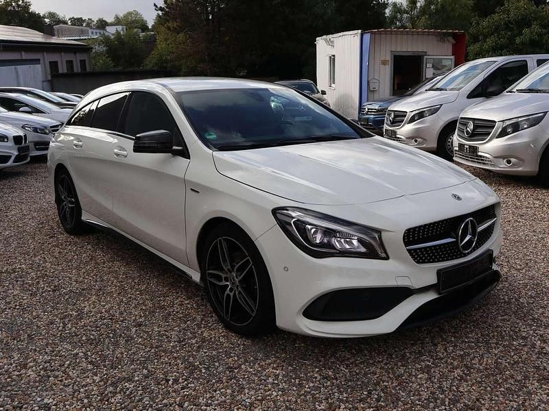 Weiß (metallic) Gebraucht 2017 Mercedes CLA200 AMG line Kombi | 17.990 € (Fairer Preis) - Bild 1/4