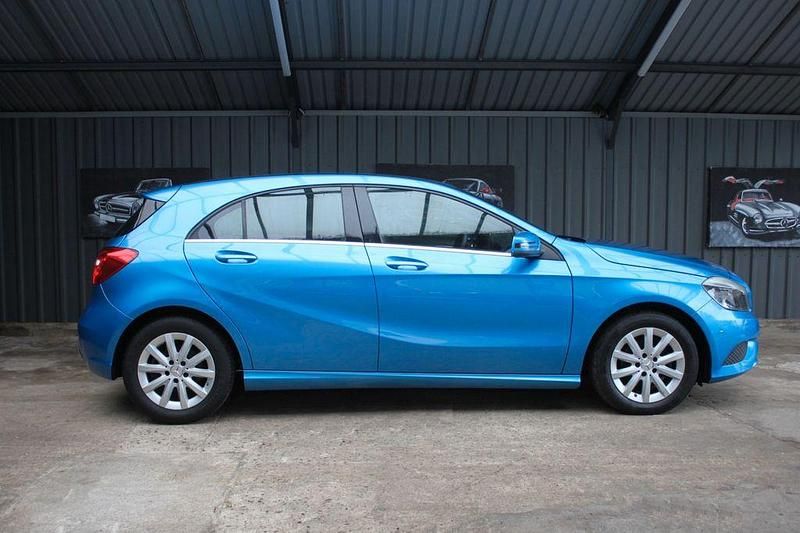 Gebraucht Mercedes A180 109 PS (80 kW) 2013 Blau Limousine