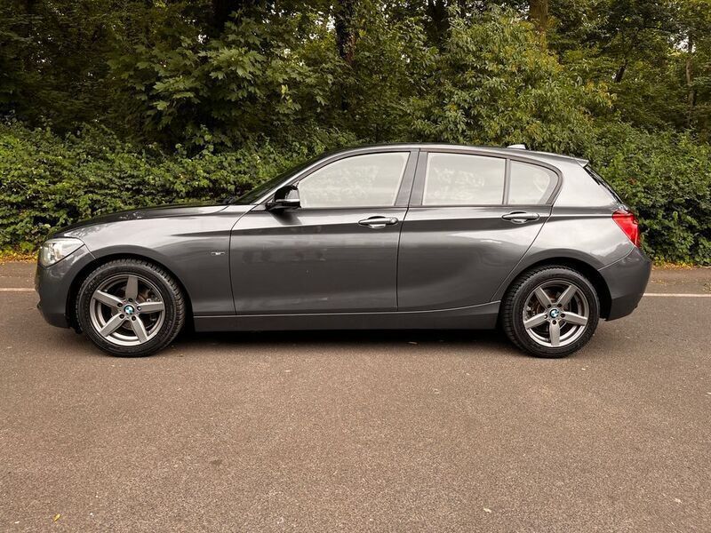 Grau Gebraucht 2013 BMW 118 Sport Line Kleinwagen | 11.900 € (Fairer Preis) - Bild 1/4