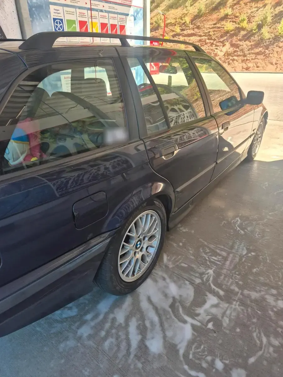 Gebraucht BMW 320 150 PS (110 kW) 1998 Blau Kombi