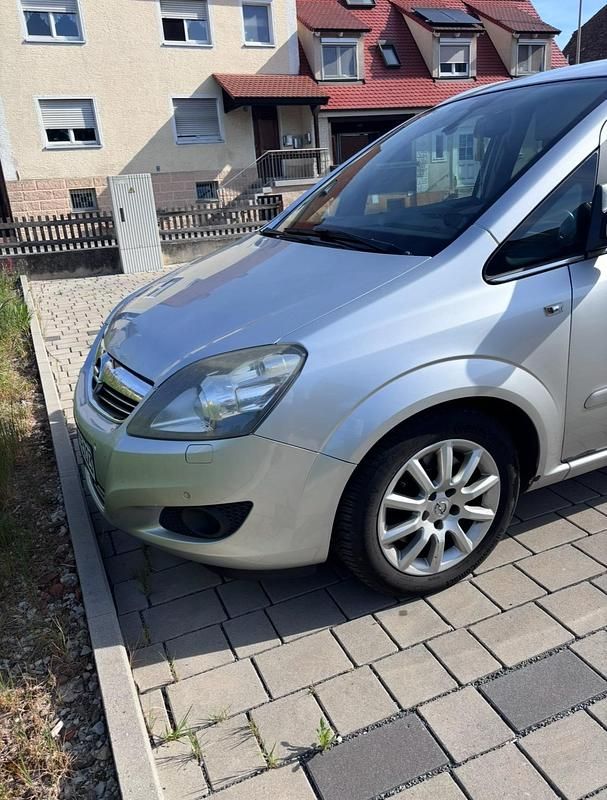 Silber Gebraucht 2011 Opel Zafira Van / Kleinbus | 4.200 € - Bild 1/3