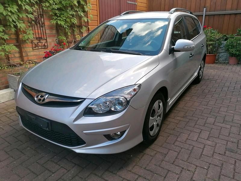 Silber Gebraucht 2012 Hyundai i30 Kombi | 4.799 € (Guter Preis) - Bild 1/4