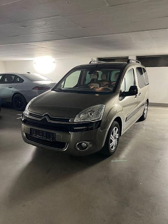 Braun Gebraucht 2012 Citroën Berlingo SELECTION Van / Kleinbus | 13.799 € - Bild 1/4