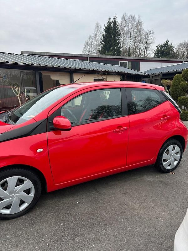 Gebraucht Toyota Aygo 75 PS (55 kW) 2016 Rot Kleinwagen
