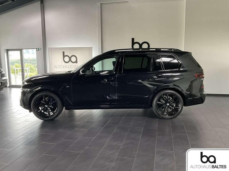 Gebraucht BMW X7 M Sport 352 PS (258 kW) 2025 Saphirschwarz met. SUV