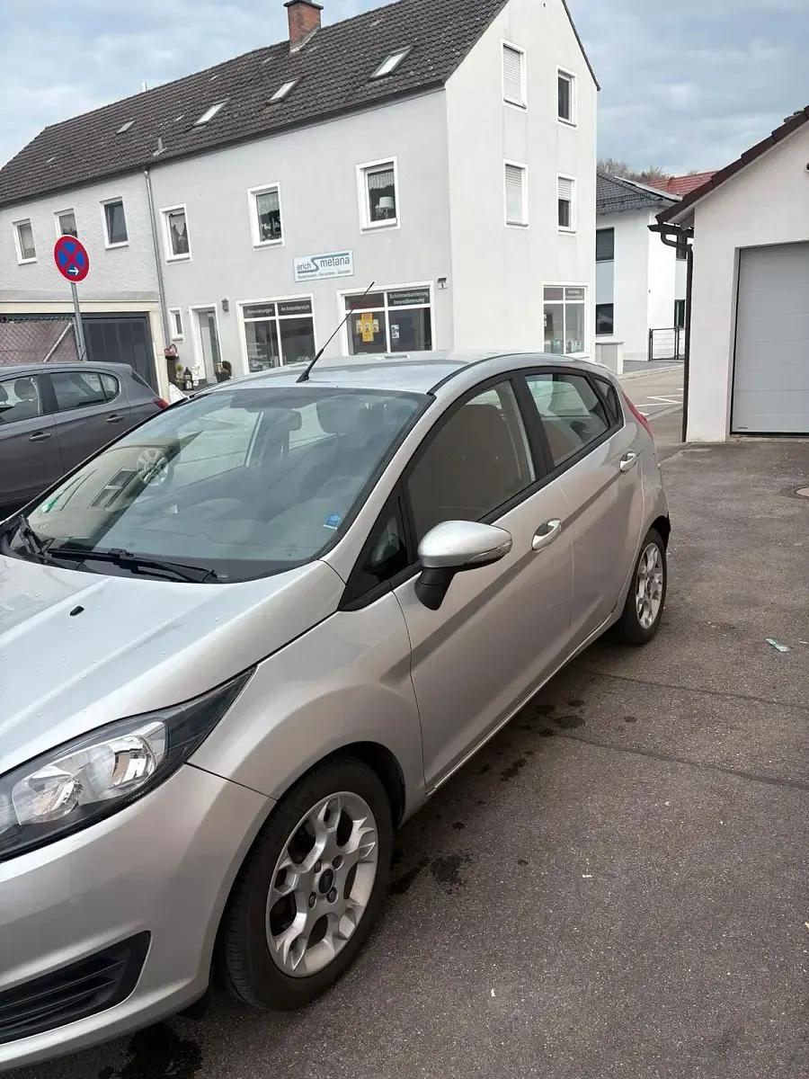 Gebraucht Ford Fiesta 95 PS (69 kW) 2014 Silber Kleinwagen