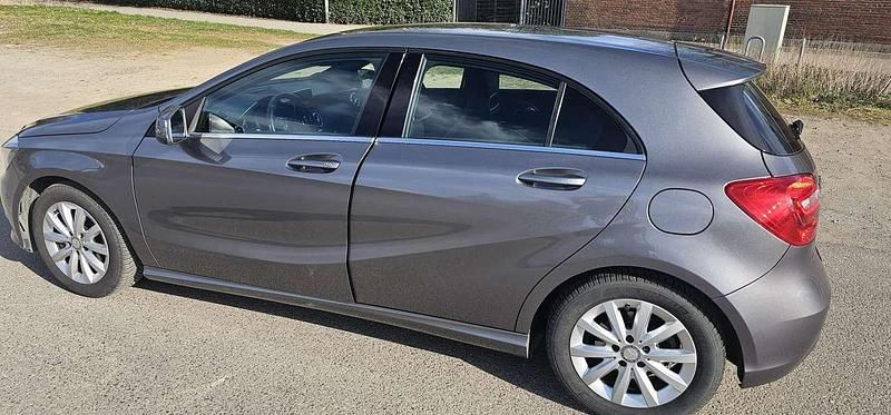 Grau Gebraucht 2014 Mercedes 180 Limousine | 12.500 € - Bild 1/4