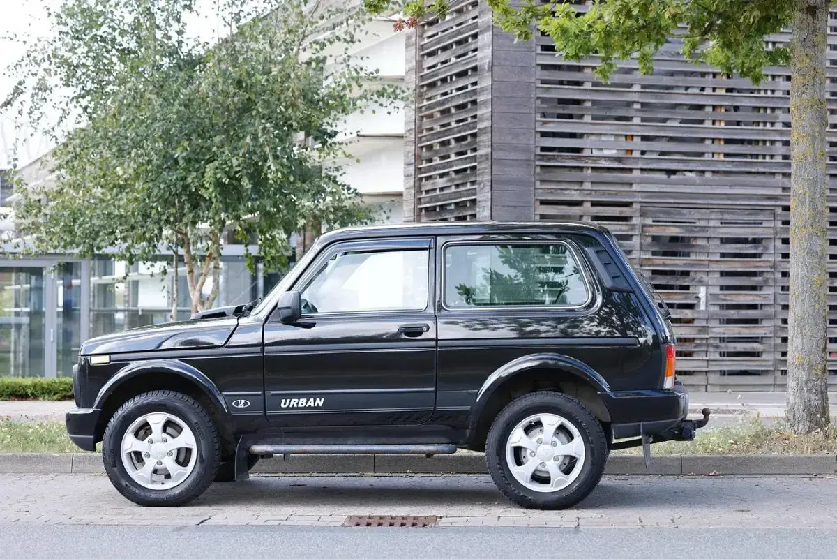 Używany Lada Urban 83 KM (61 kW) 2019 Czarny SUV