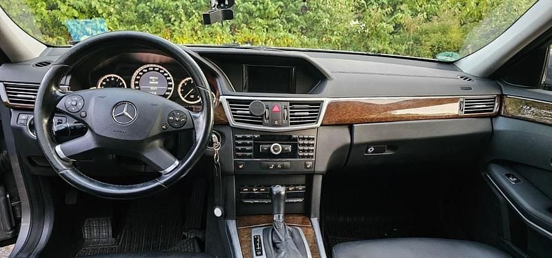 Grau Gebraucht 2011 Mercedes E250 Kombi | 6.249 € (Superpreis) - Bild 1/4