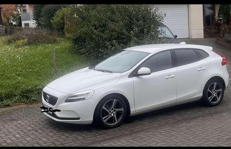 Gebraucht Volvo V40 Momentum 120 PS (88 kW) 2017 Weiß Kombi