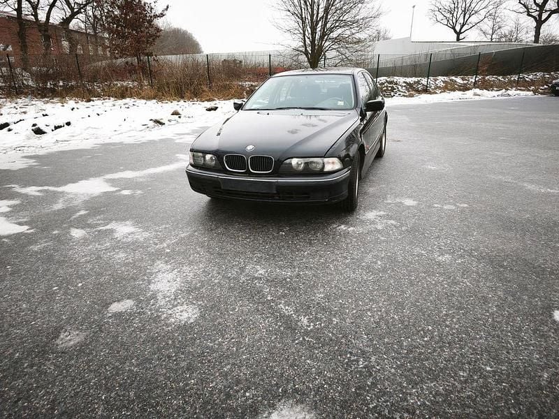 Schwarz Gebraucht 2000 BMW 520 Limousine | 950 € (Guter Preis) - Bild 1/4