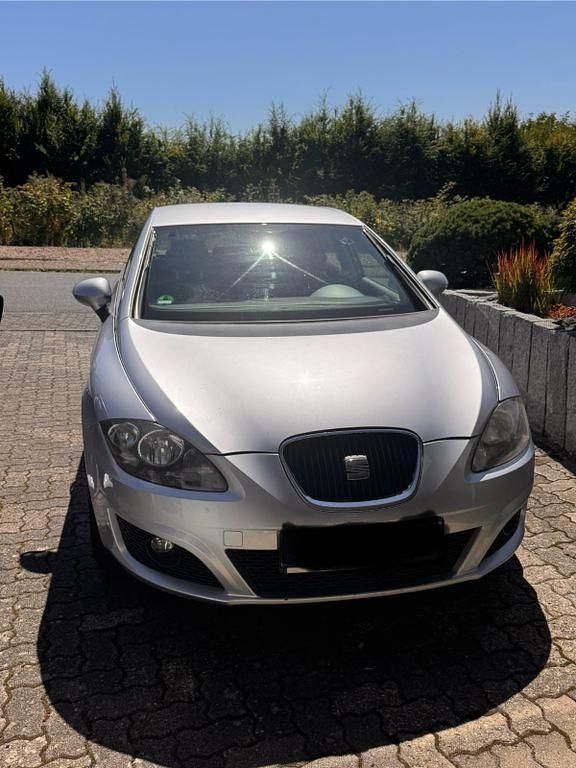 Silber Gebraucht 2010 Seat Leon Reference Limousine | 3.600 € (Guter Preis) - Bild 1/4