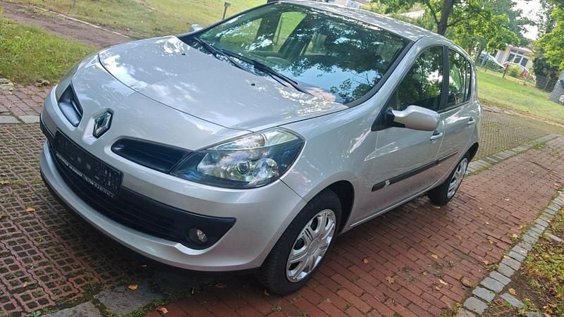 Silber Gebraucht 2007 Renault Clio III Dynamique Limousine | 2.390 € (Guter Preis) - Bild 1/4