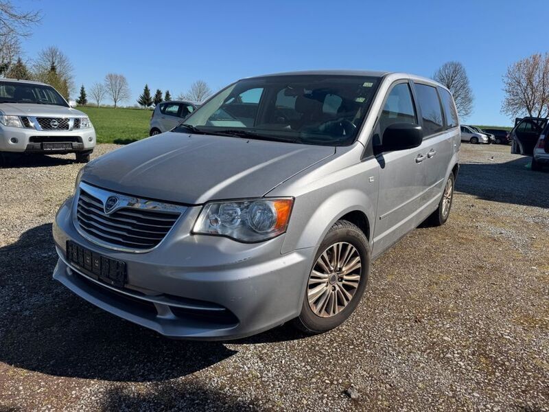 Silber Gebraucht 2014 Lancia Voyager Silver Van / Kleinbus | 9.500 € (Fairer Preis) - Bild 1/4