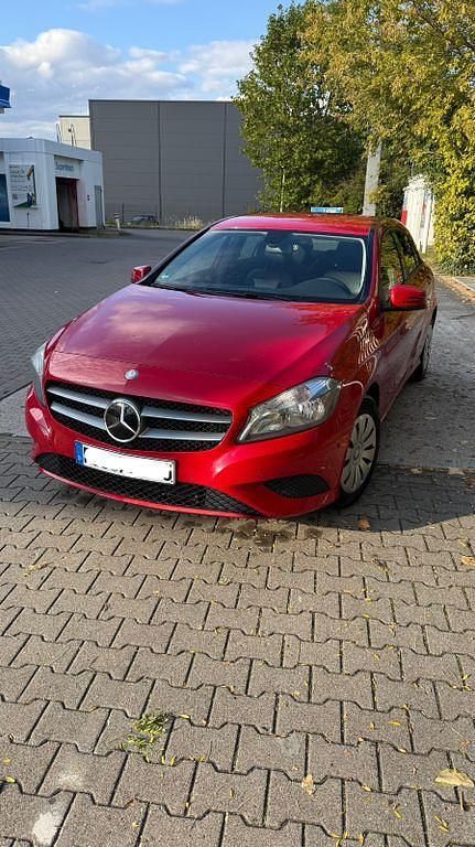 Rot Gebraucht 2013 Mercedes A180 Limousine | 6.800 € (Guter Preis) - Bild 1/4