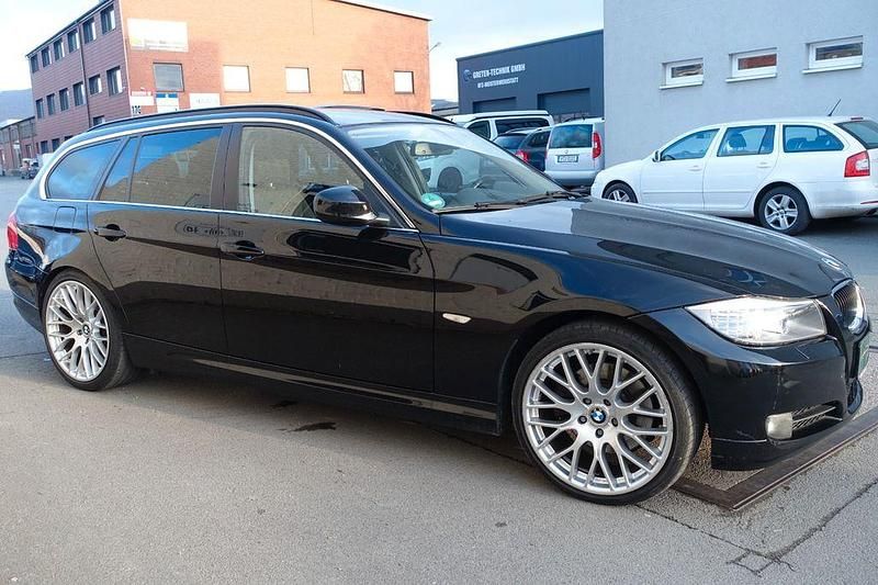 Gebraucht BMW 325 Sport Line 204 PS (150 kW) 2010 Schwarz ii Kombi