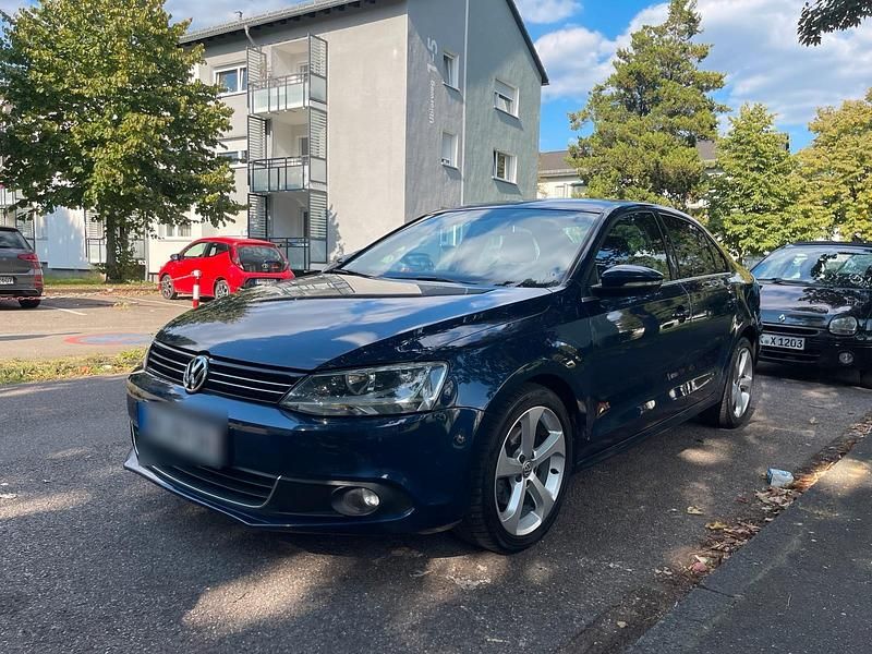 Blau Gebraucht 2012 VW Jetta Limousine | 6.599 € (Fairer Preis) - Bild 1/4