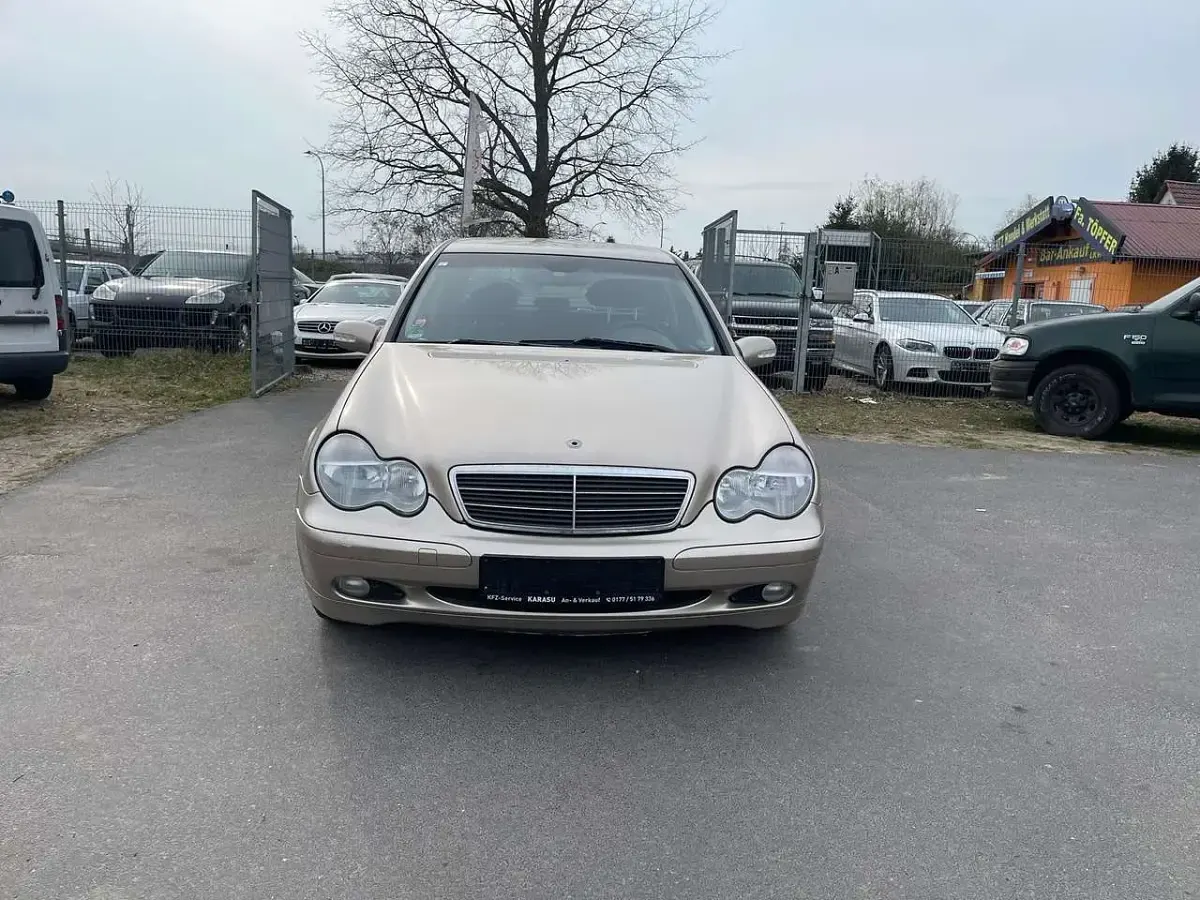 Gebraucht Mercedes C180 143 PS (105 kW) 2003 Travertinbeige  metalliclack Limousine