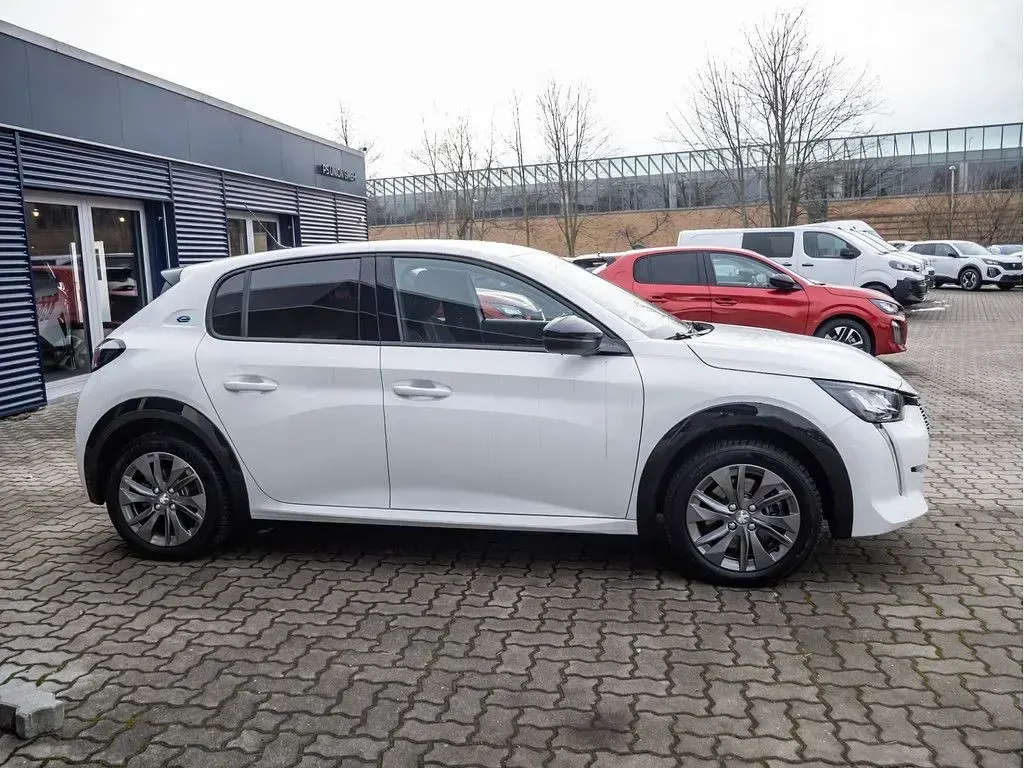 Gebraucht Peugeot e-208 Allure 100 kW (136 PS) 2023 Weiss (metallic) Kleinwagen