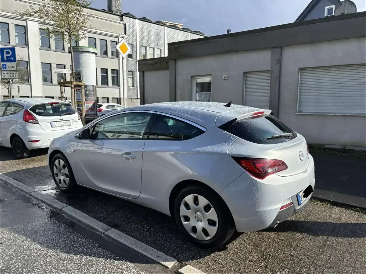 Gebraucht Opel Astra GTC Edition 165 PS (121 kW) 2011 Limousine