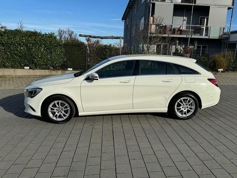 Gebraucht Mercedes CLA180 Shooting Brake 122 PS (89 kW) 2016 Weiß Kombi