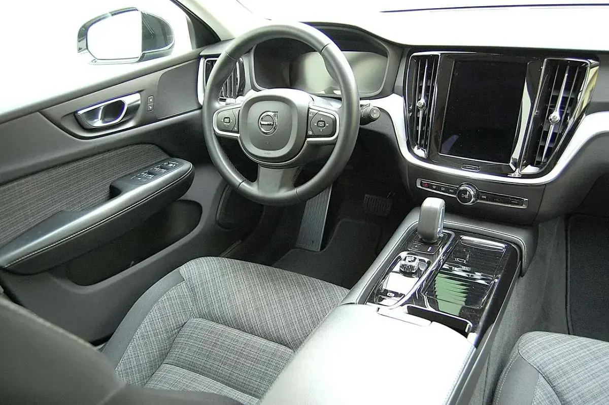 Gebraucht Volvo V60 Core 197 PS (144 kW) 2024 Schwarz Kombi