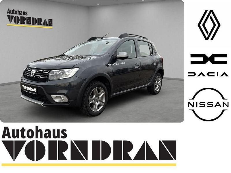 Grau Gebraucht 2017 Dacia Sandero Prestige Limousine | 10.490 € (Etwas zu teuer) - Bild 1/4