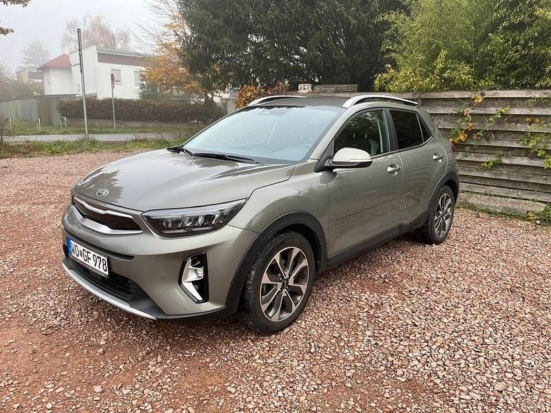 Grün Gebraucht 2020 Kia Stonic Spirit SUV | 16.900 € (Etwas zu teuer) - Bild 1/4