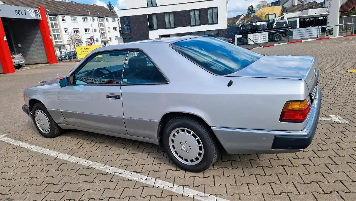Gebraucht Mercedes 230 136 PS (100 kW) 1991 Silber Coupé