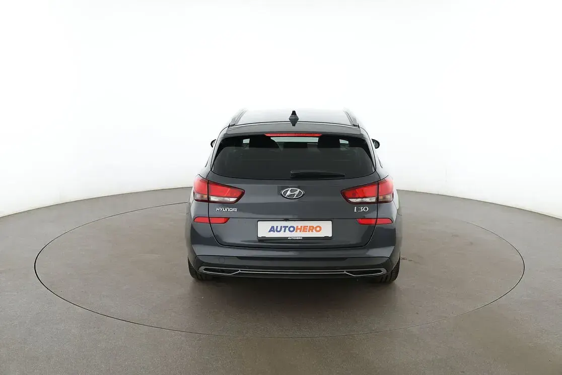 Gebraucht Hyundai i30 Intro Edition 159 PS (116 kW) 2020 Grau Kombi