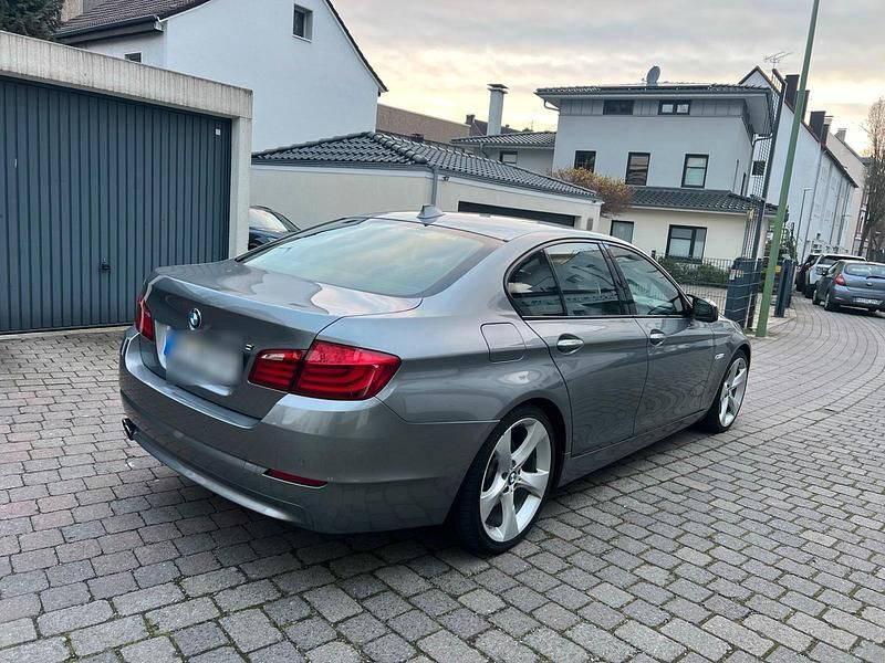 Gebraucht BMW 530 258 PS (189 kW) 2011 Grau Limousine
