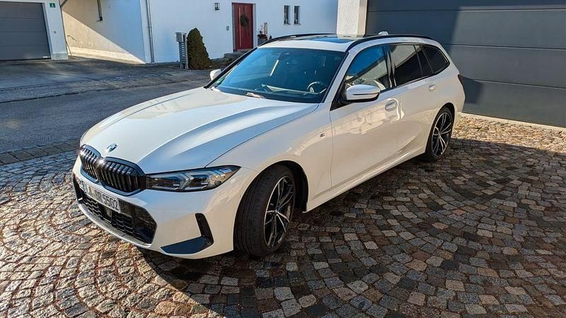 Weiß Gebraucht 2023 BMW 330 M Sport Kombi | 43.800 € (Guter Preis) - Bild 1/4