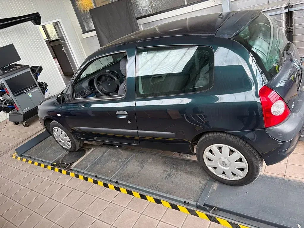 Second-hand Renault Clio II Authentique 75 CP (55 kW) 2004 Verde Berlinǎ