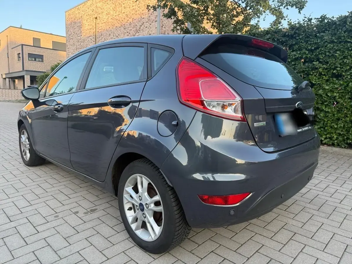 Gebraucht Ford Fiesta 101 PS (74 kW) 2015 Grau Kleinwagen