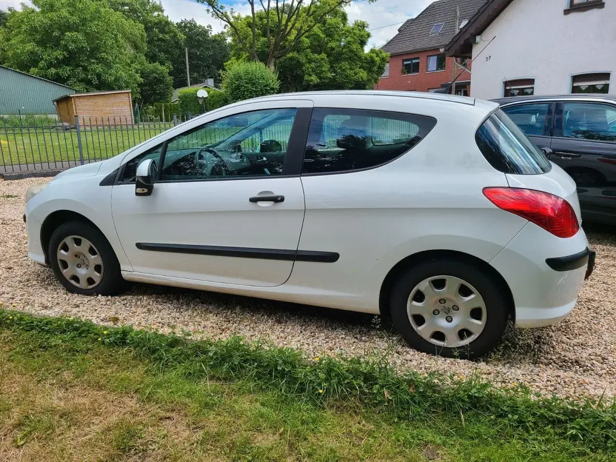 Gebraucht Peugeot 308 98 PS (72 kW) 2011 Weiß Kleinwagen