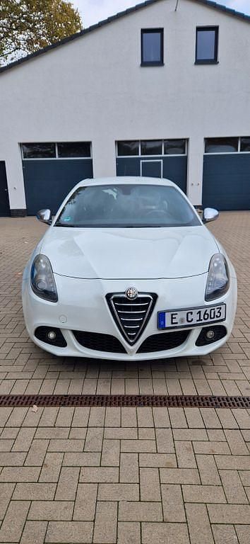 Weiß Gebraucht 2012 Alfa Romeo Giulietta Turismo Kleinwagen | 3.500 € (Fairer Preis) - Bild 1/4