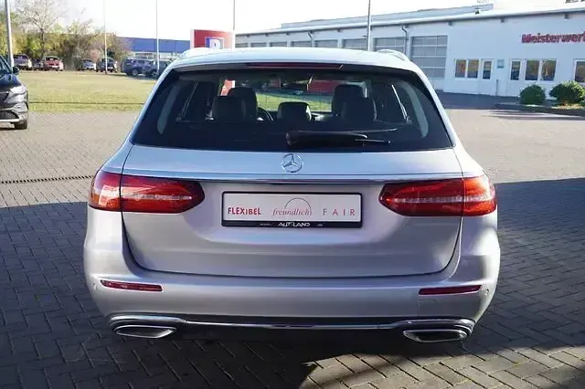 Gebraucht Mercedes E220 194 PS (142 kW) 2019 Silber Kombi