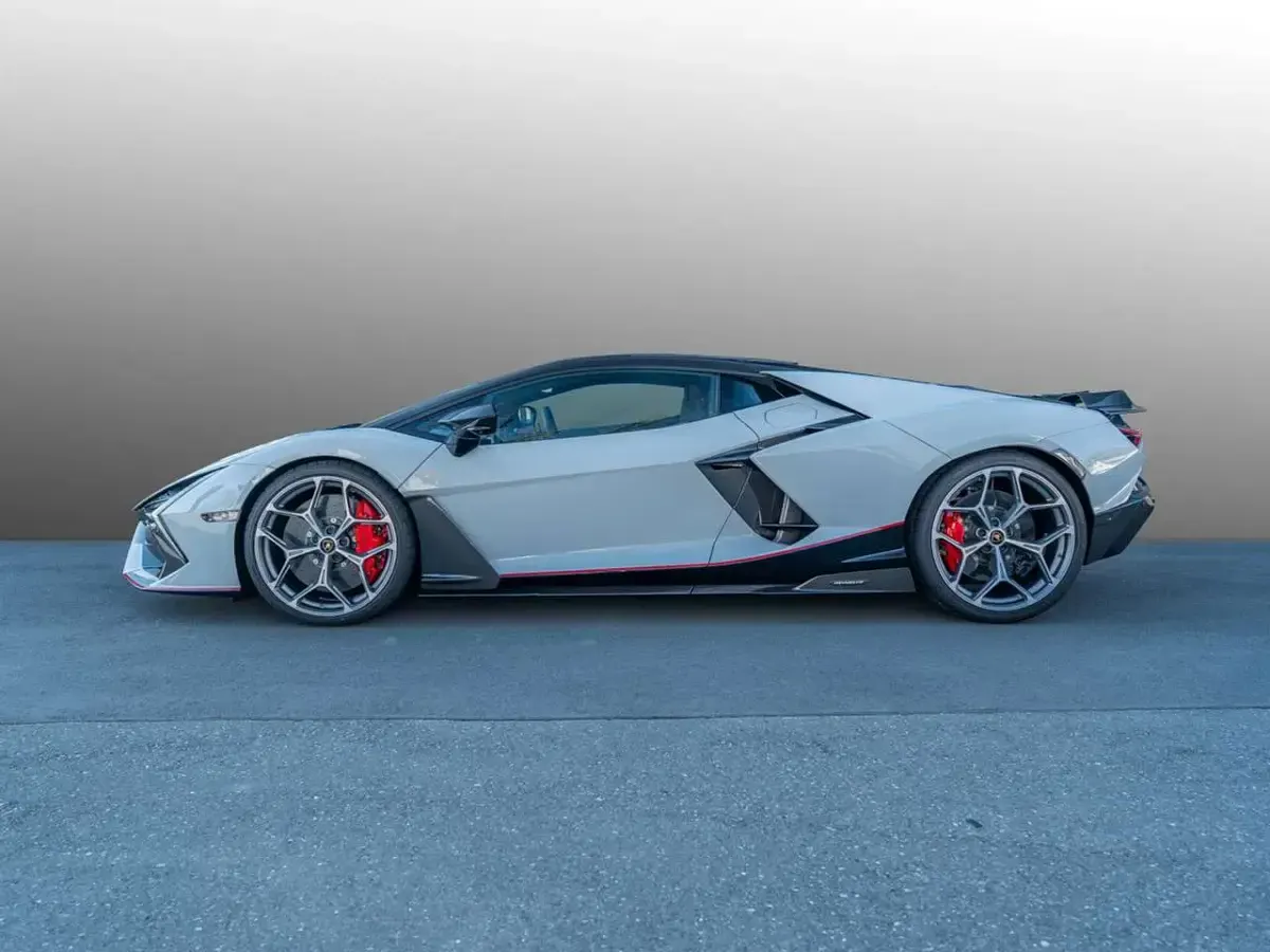 Nuova Lamborghini Revuelto 1016 CV (747 kW) 2026 Grigio Coupé
