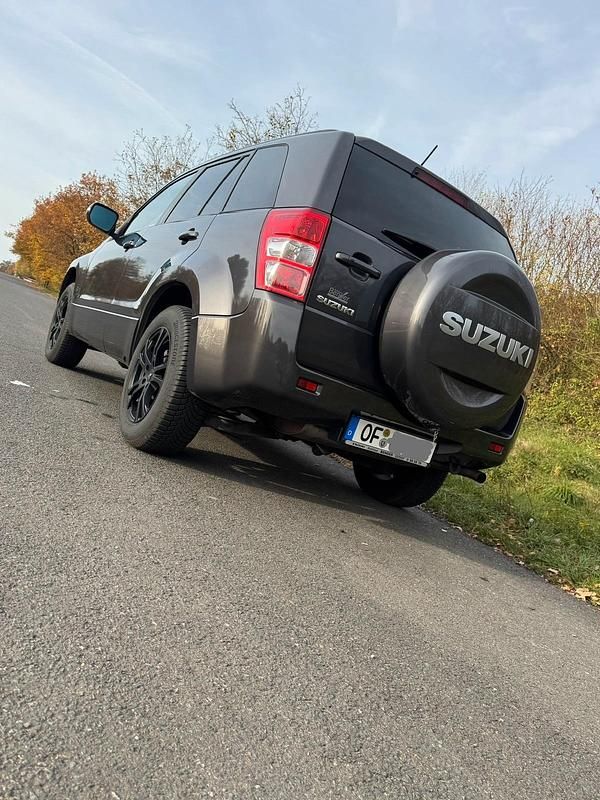 Grau Gebraucht 2012 Suzuki Grand Vitara SUV | 13.800 € (Etwas zu teuer) - Bild 1/4