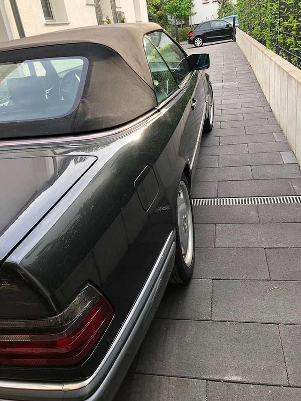 Gebraucht Mercedes E220 Sportline 150 PS (110 kW) 1993 Schwarz Cabrio