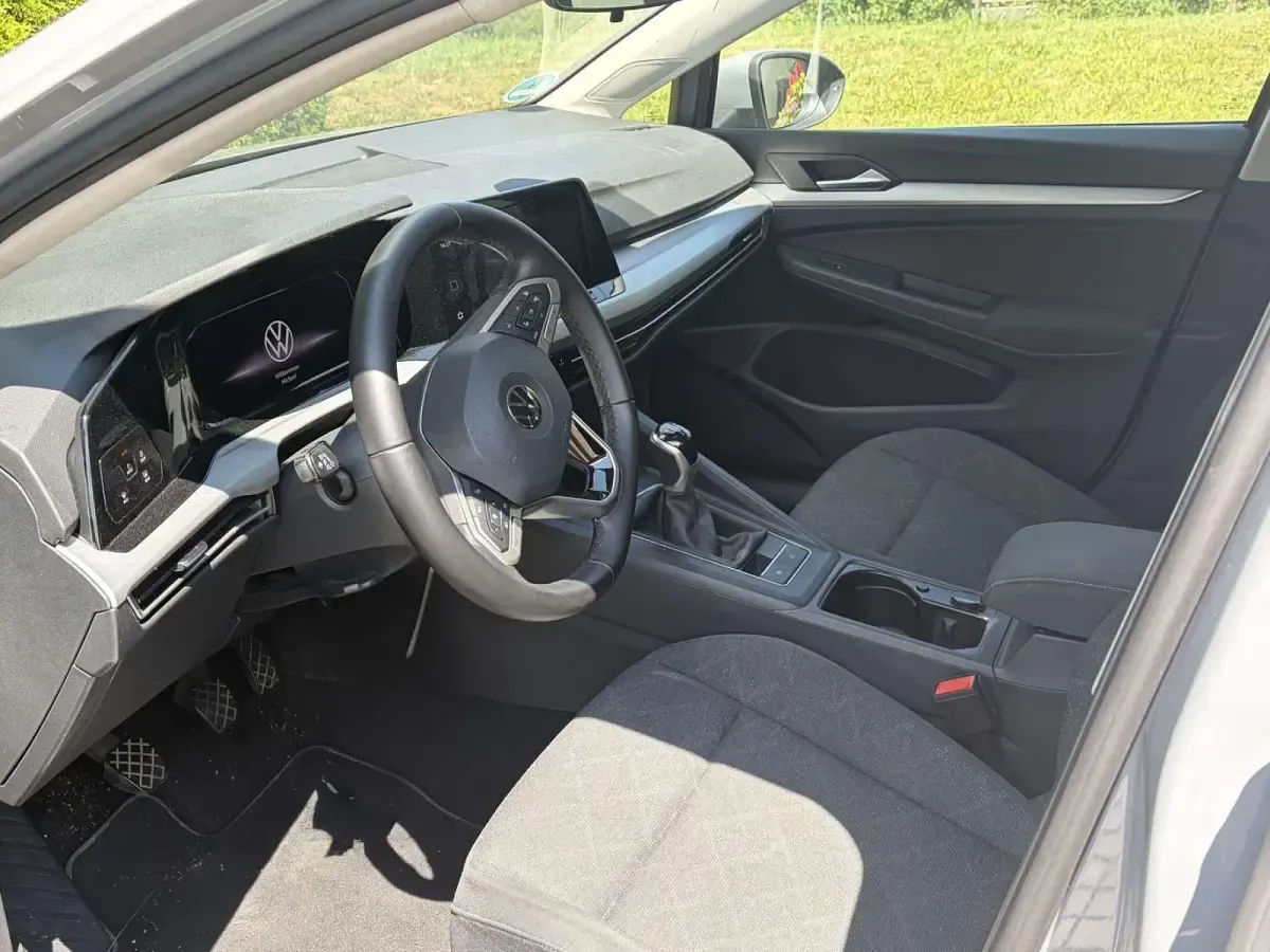 Gebraucht VW Golf VIII Life 131 PS (96 kW) 2022 Grau Limousine