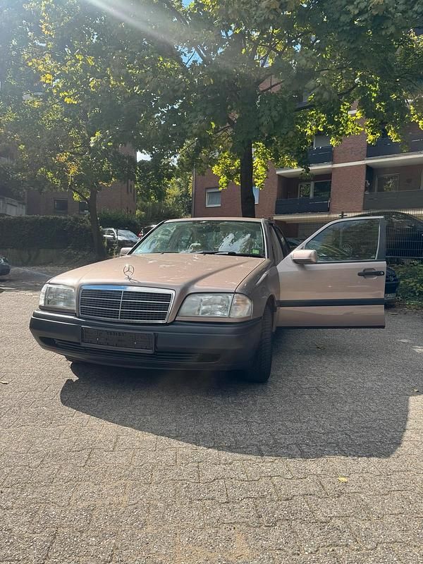 Braun Gebraucht 1994 Mercedes C180 Limousine | 2.950 € - Bild 1/4