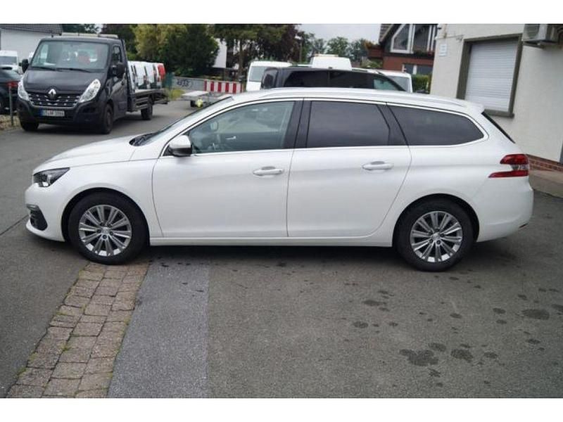 Gebraucht Peugeot 308 131 PS (96 kW) 2021 Blanc banquise Kombi