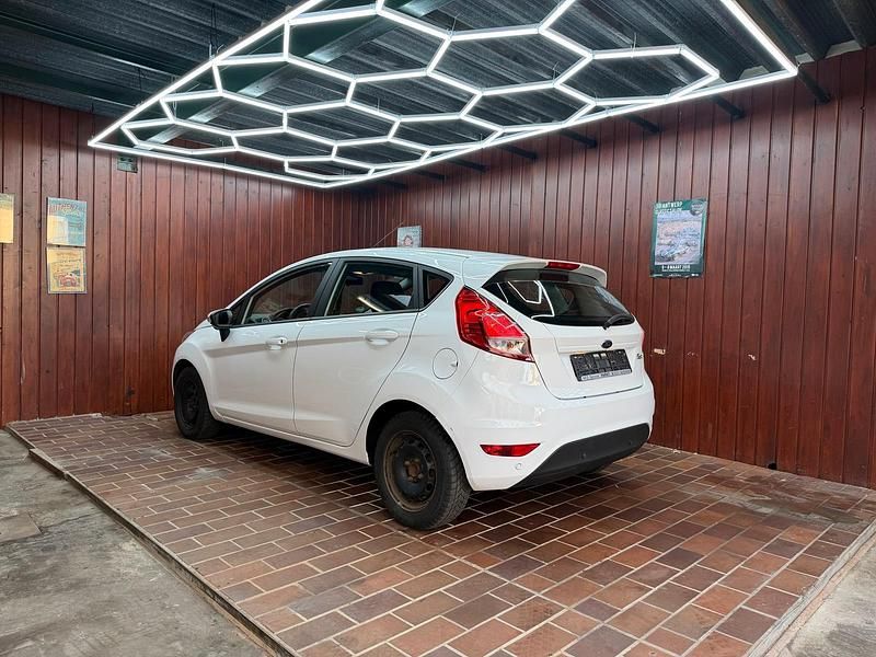 Gebraucht Ford Fiesta 75 PS (55 kW) 2016 Weiß Limousine