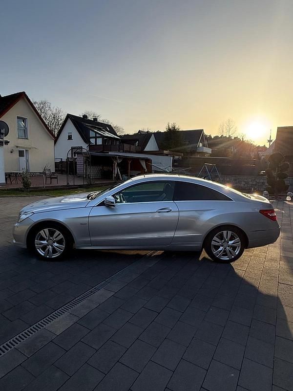 Gebraucht Mercedes E250 204 PS (150 kW) 2011 Silber Coupé
